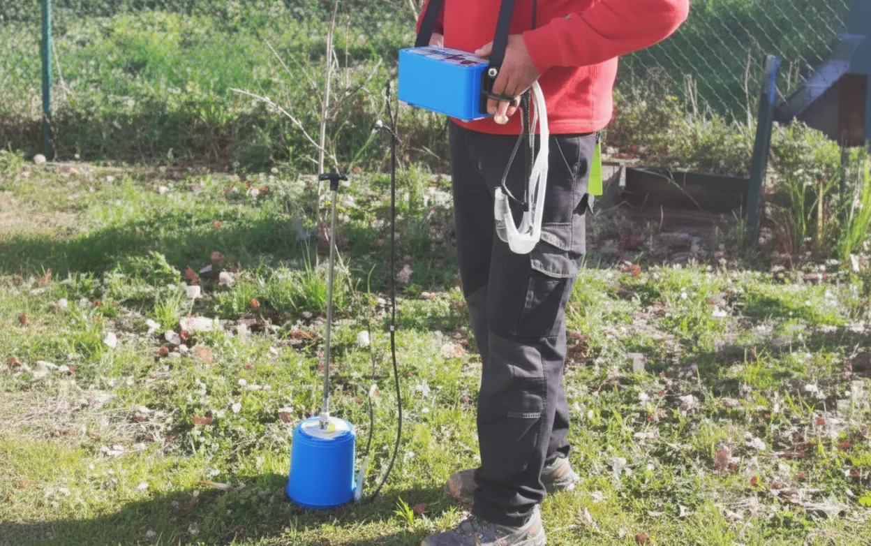 Tecnico idraulico con sensore geofonico di precisione